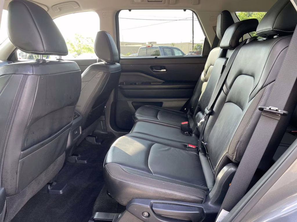 2024 Gun Metallic Nissan Pathfinder SL FWD SUV