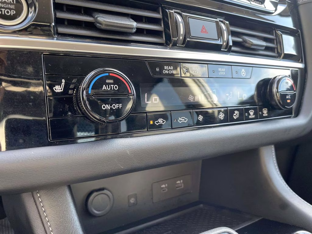 2024 Gun Metallic Nissan Pathfinder SL FWD SUV