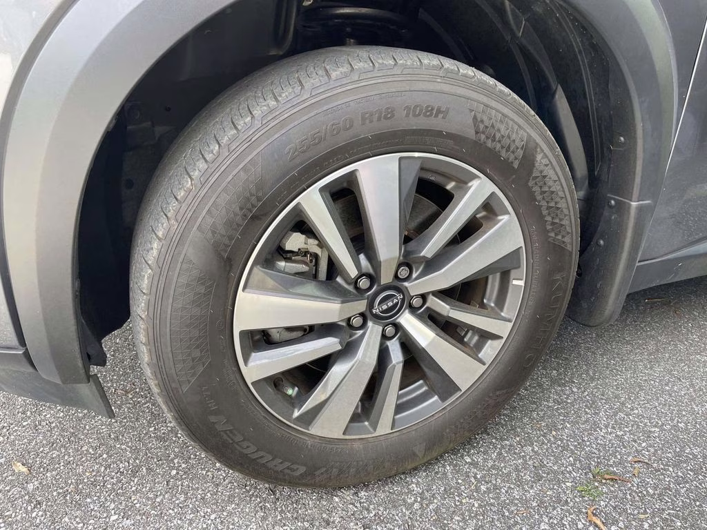 2024 Gun Metallic Nissan Pathfinder SL FWD SUV