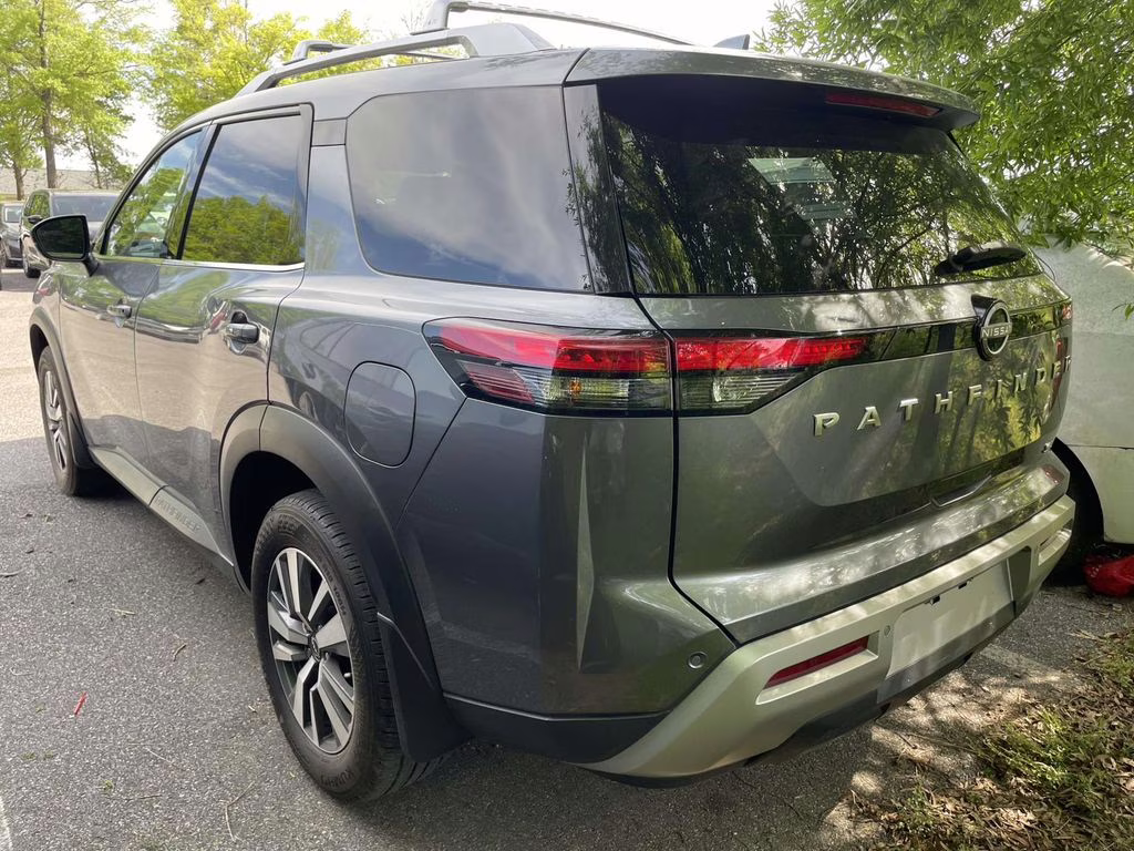 2024 Gun Metallic Nissan Pathfinder SL FWD SUV