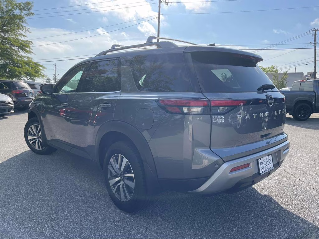 2024 Gun Metallic Nissan Pathfinder SL FWD SUV