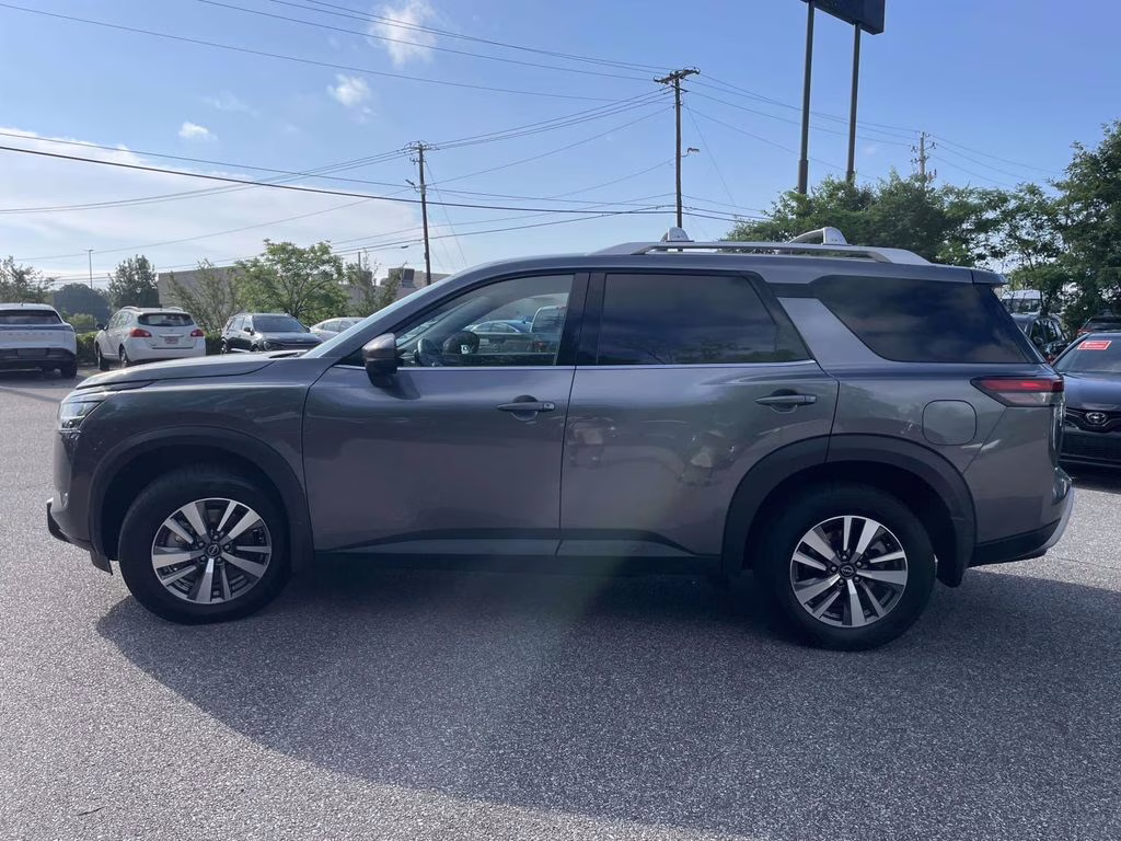 2024 Gun Metallic Nissan Pathfinder SL FWD SUV