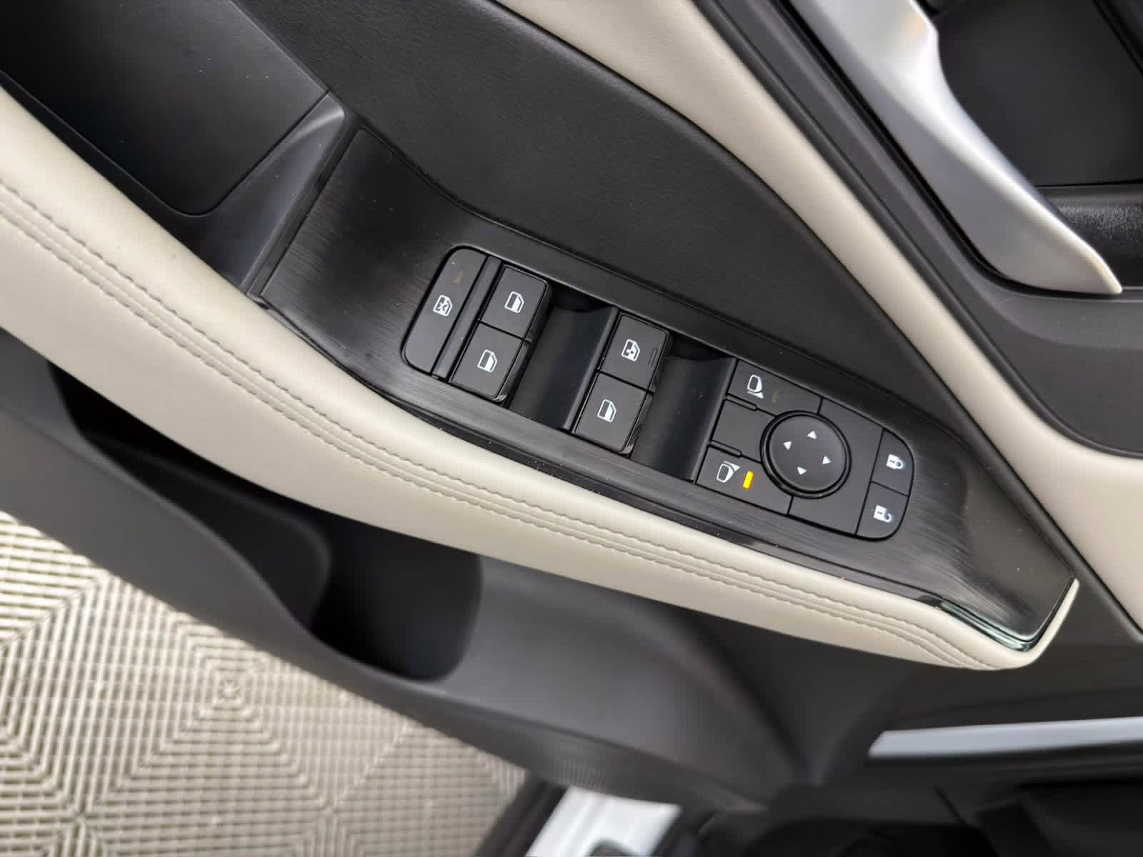 2026 Everest White Pearl Tricoat Nissan Rogue Dark Armor FWD SUV