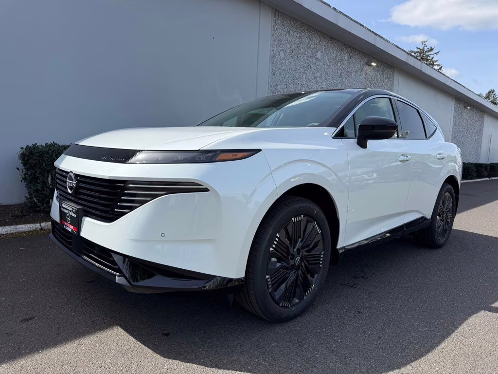 2026 Everest White Pearl/Black Nissan Murano Platinum AWD SUV