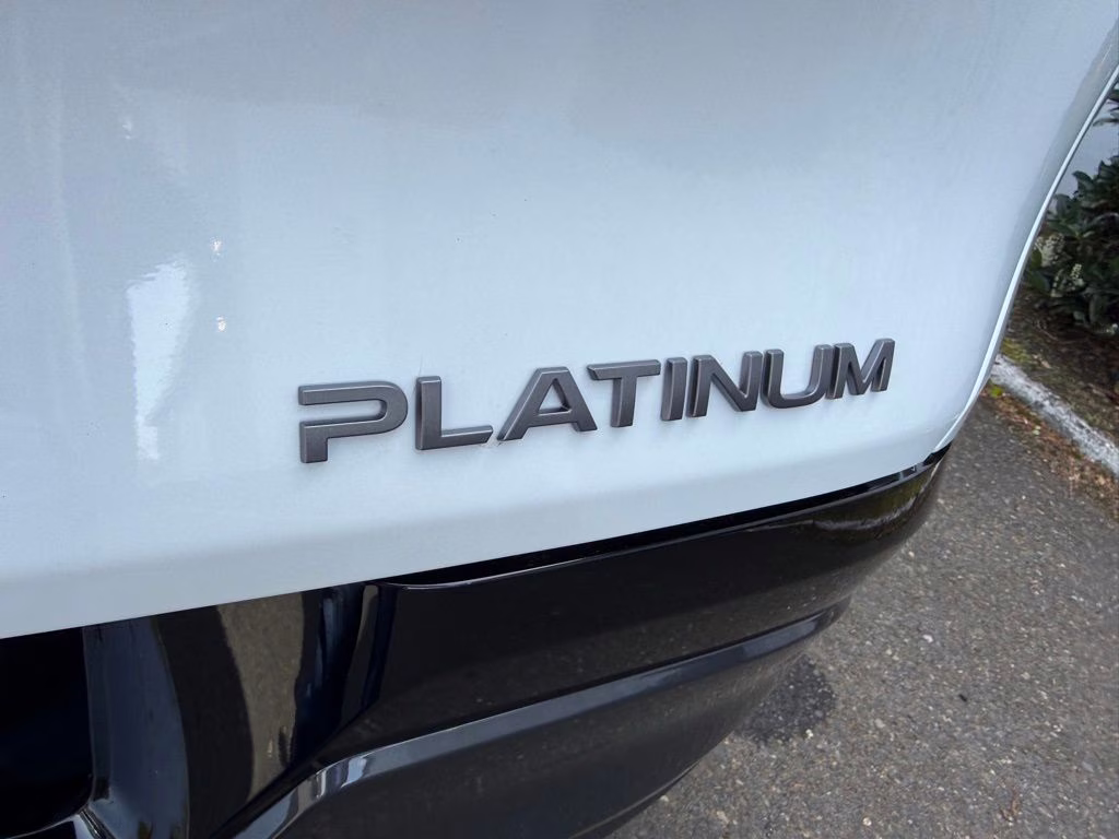 2026 Everest White Pearl/Black Nissan Murano Platinum AWD SUV