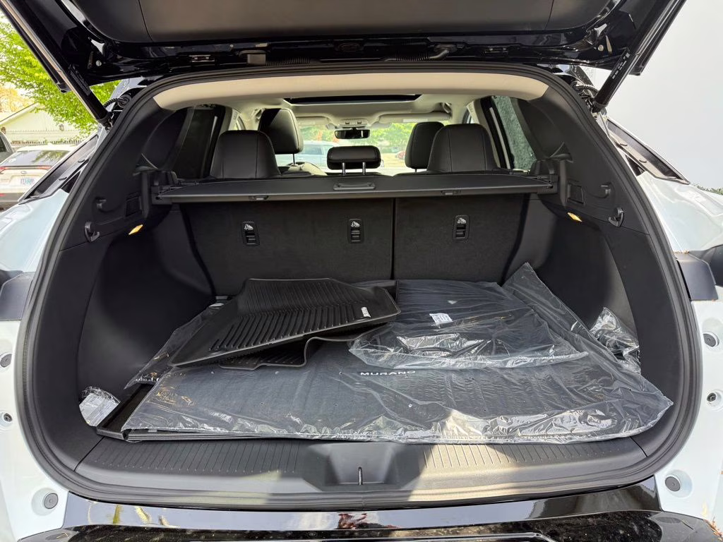 2026 Everest White Pearl/Black Nissan Murano Platinum AWD SUV