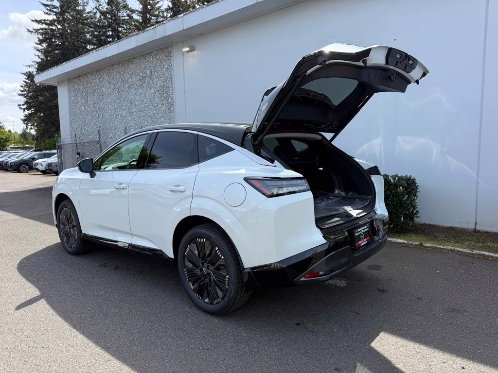 2026 Everest White Pearl/Black Nissan Murano Platinum AWD SUV