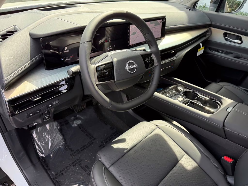 2026 Everest White Pearl/Black Nissan Murano Platinum AWD SUV