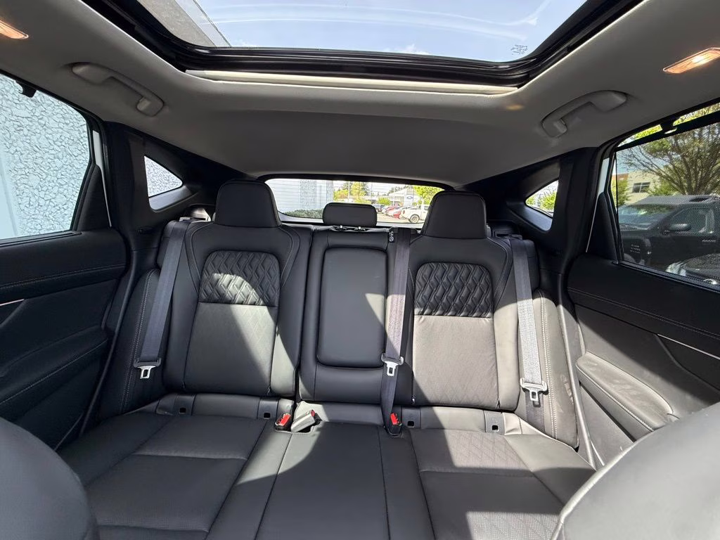 2026 Everest White Pearl/Black Nissan Murano Platinum AWD SUV