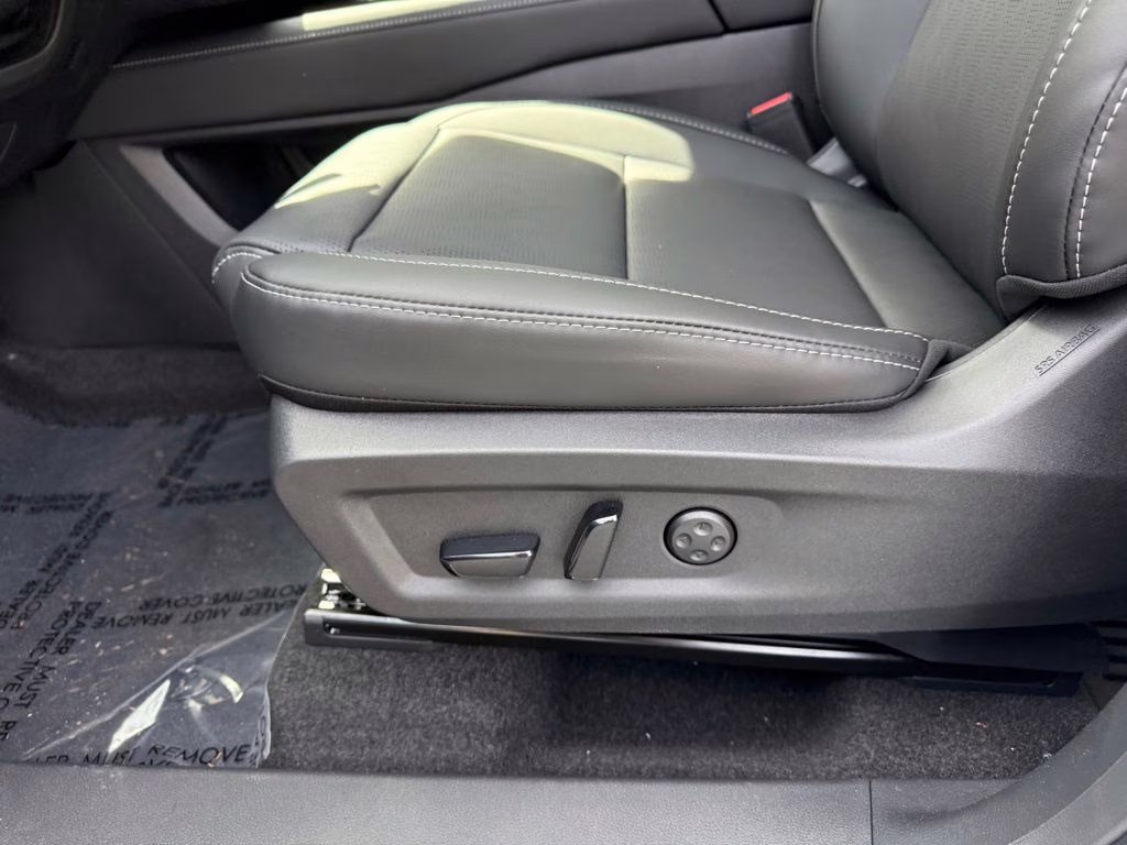 2026 Everest White Pearl/Black Nissan Murano Platinum AWD SUV