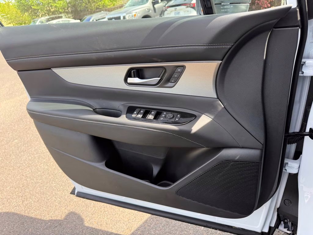 2026 Everest White Pearl/Black Nissan Murano Platinum AWD SUV