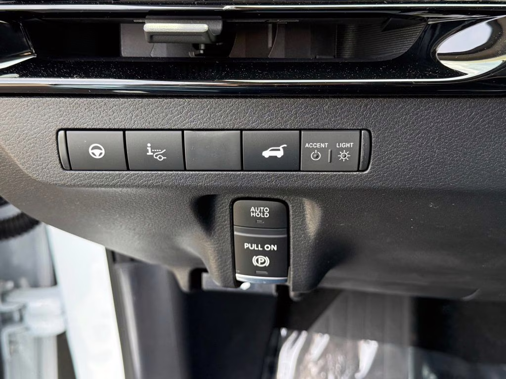 2026 Everest White Pearl/Black Nissan Murano Platinum AWD SUV