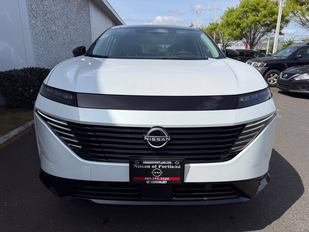 2026 Everest White Pearl/Black Nissan Murano Platinum AWD SUV