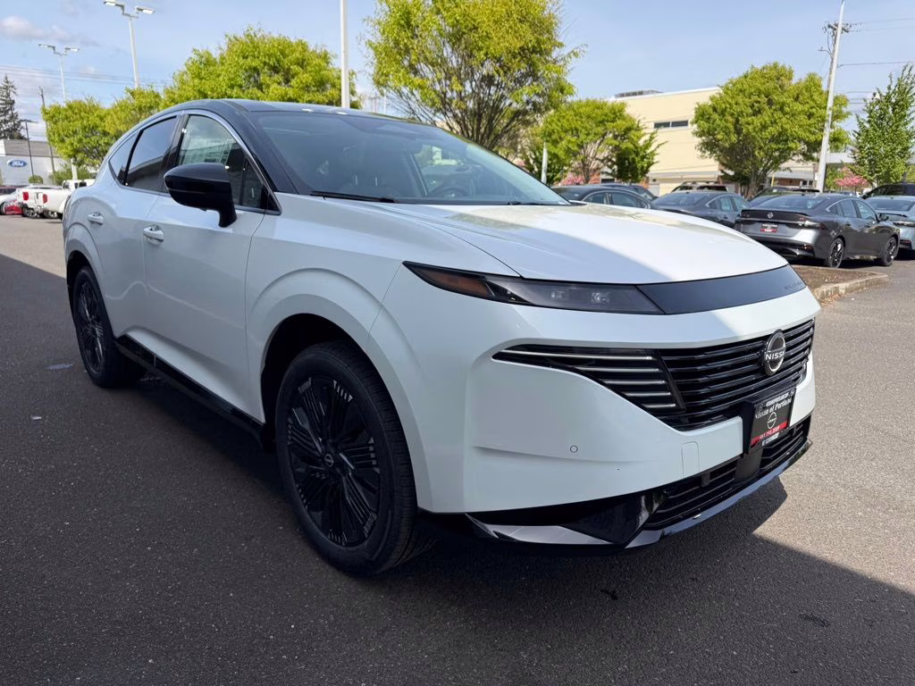2026 Everest White Pearl/Black Nissan Murano Platinum AWD SUV