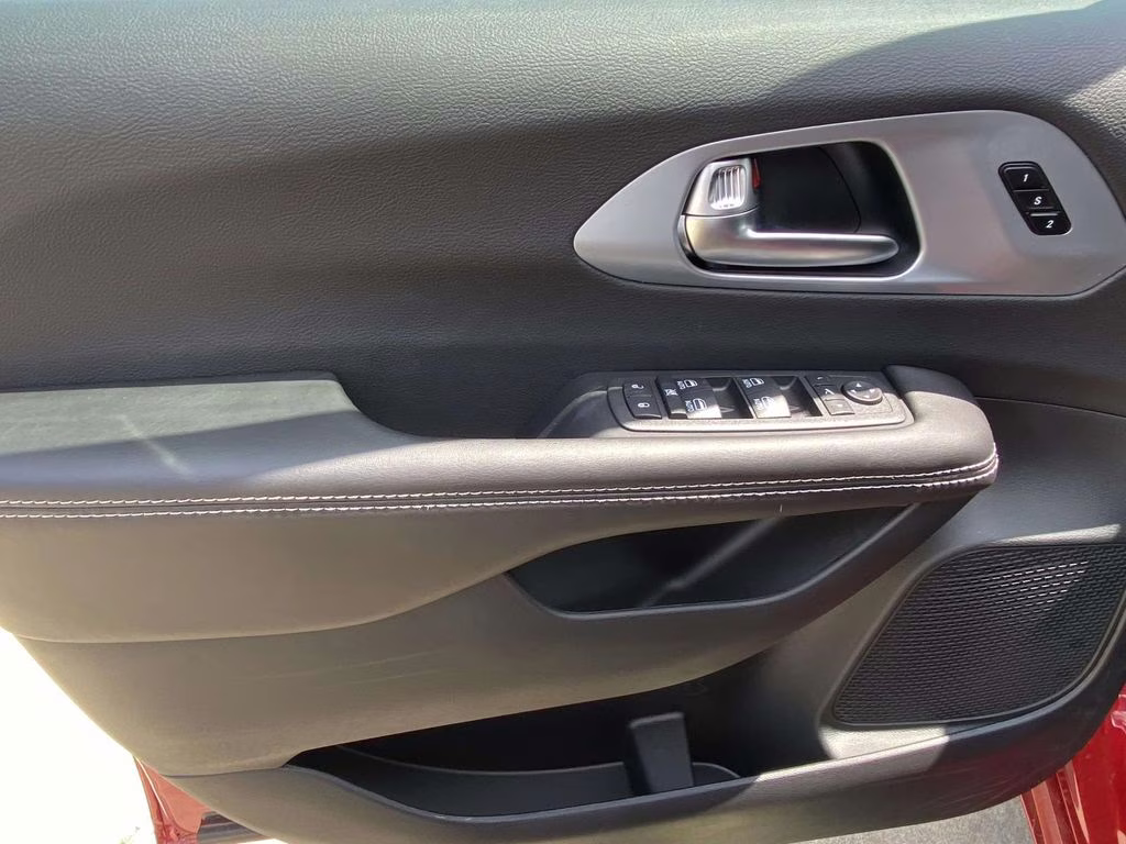 2026 Red Hot Pearlcoat Chrysler Pacifica Limited FWD Van