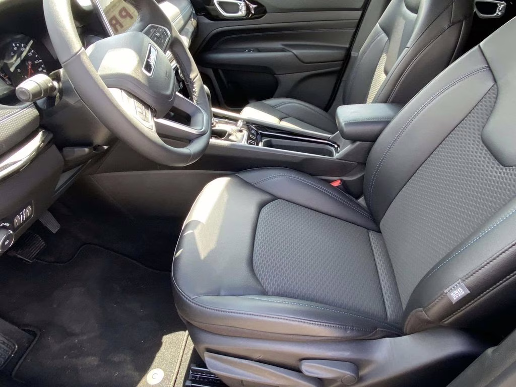 2026 Silver Zynith Metallic Clearcoat Jeep Compass Latitude Altitude 4X4 SUV