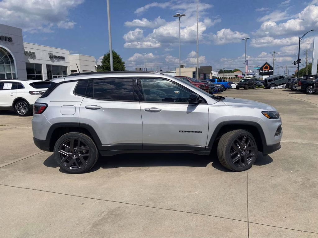 2026 Silver Zynith Metallic Clearcoat Jeep Compass Latitude Altitude 4X4 SUV
