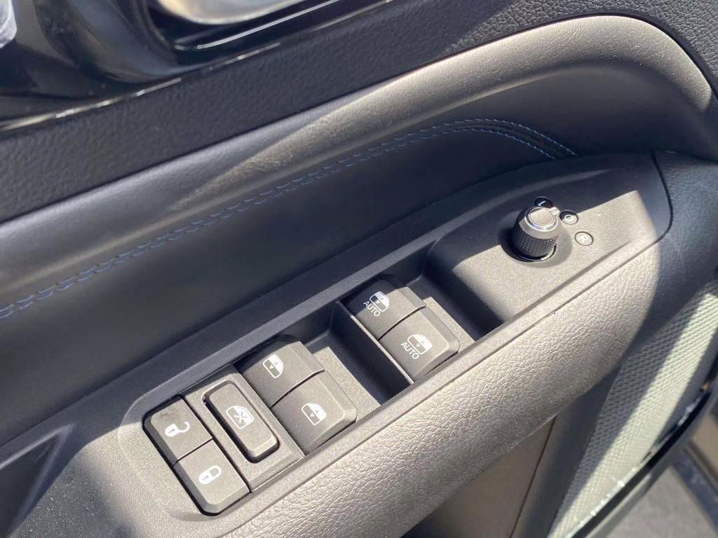 2026 Silver Zynith Metallic Clearcoat Jeep Compass Latitude Altitude 4X4 SUV