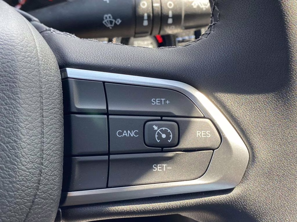 2026 Silver Zynith Metallic Clearcoat Jeep Compass Latitude Altitude 4X4 SUV