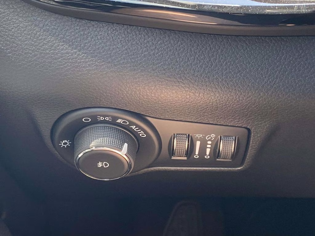 2026 Silver Zynith Metallic Clearcoat Jeep Compass Latitude Altitude 4X4 SUV