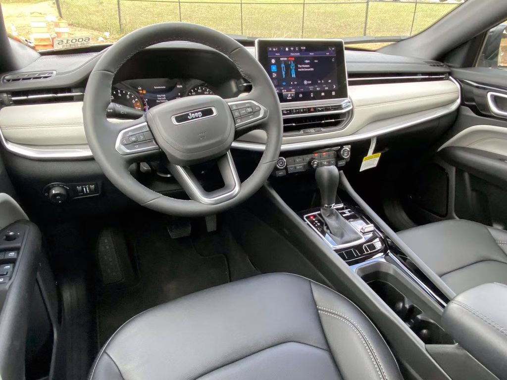 2026 Silver Zynith Metallic Clearcoat Jeep Compass Limited 4X4 SUV