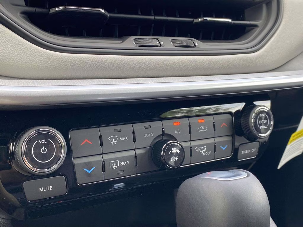 2026 Silver Zynith Metallic Clearcoat Jeep Compass Limited 4X4 SUV