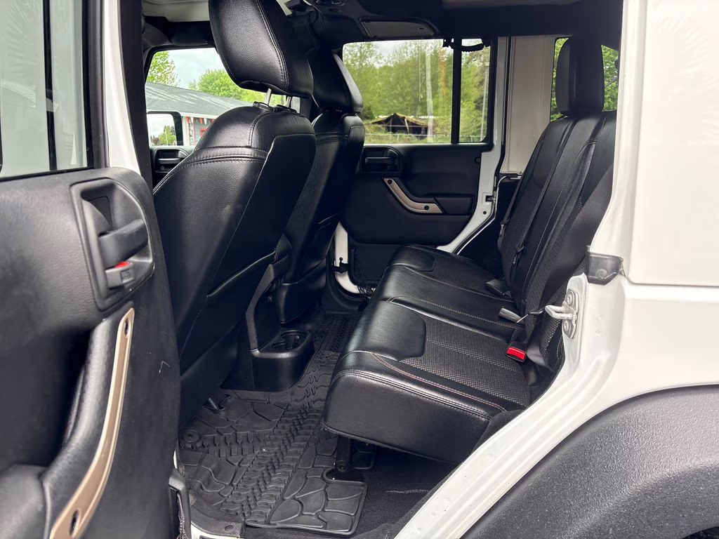 2017 Bright White Clearcoat Jeep Wrangler Unlimited Sahara 4X4 SUV