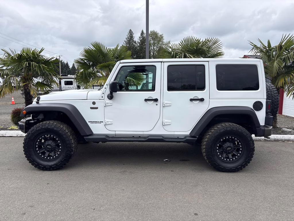 2017 Bright White Clearcoat Jeep Wrangler Unlimited Sahara 4X4 SUV