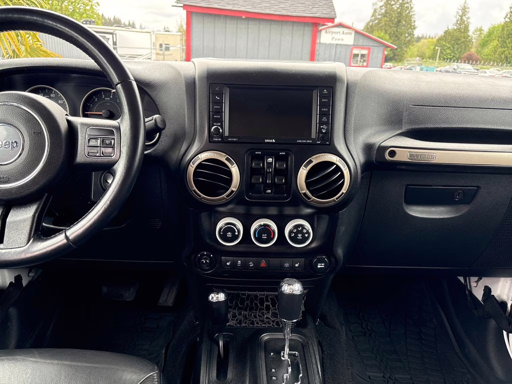 2017 Bright White Clearcoat Jeep Wrangler Unlimited Sahara 4X4 SUV