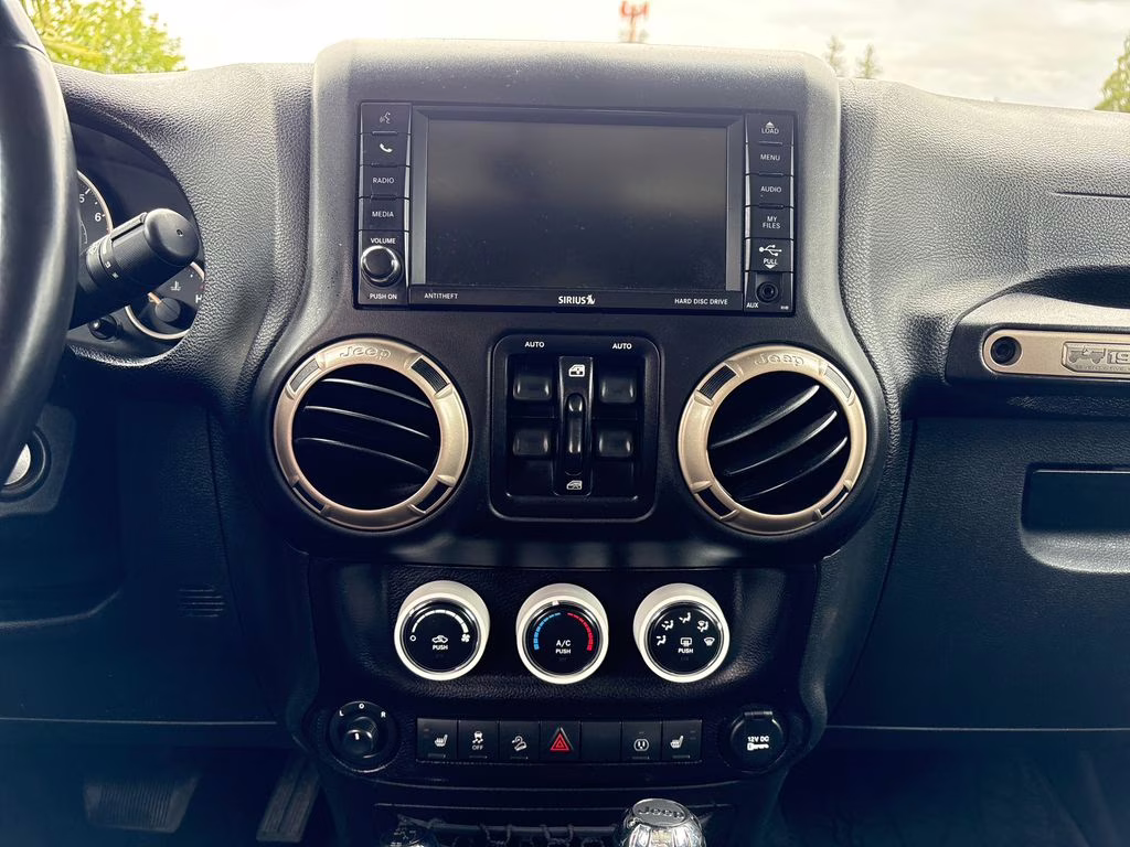 2017 Bright White Clearcoat Jeep Wrangler Unlimited Sahara 4X4 SUV