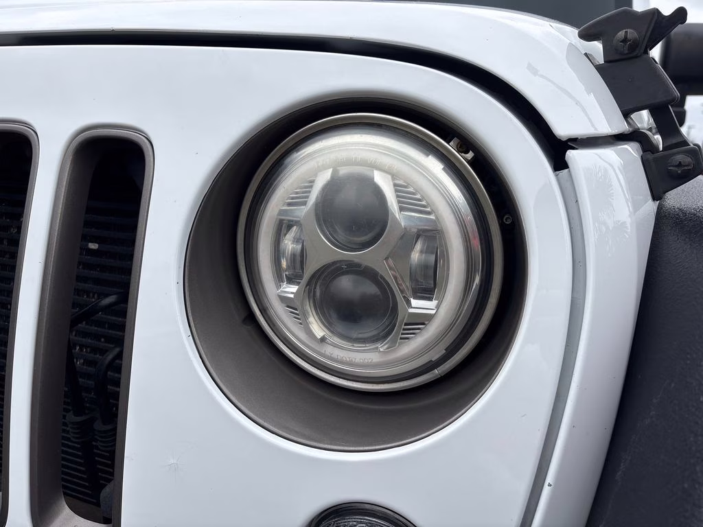2017 Bright White Clearcoat Jeep Wrangler Unlimited Sahara 4X4 SUV