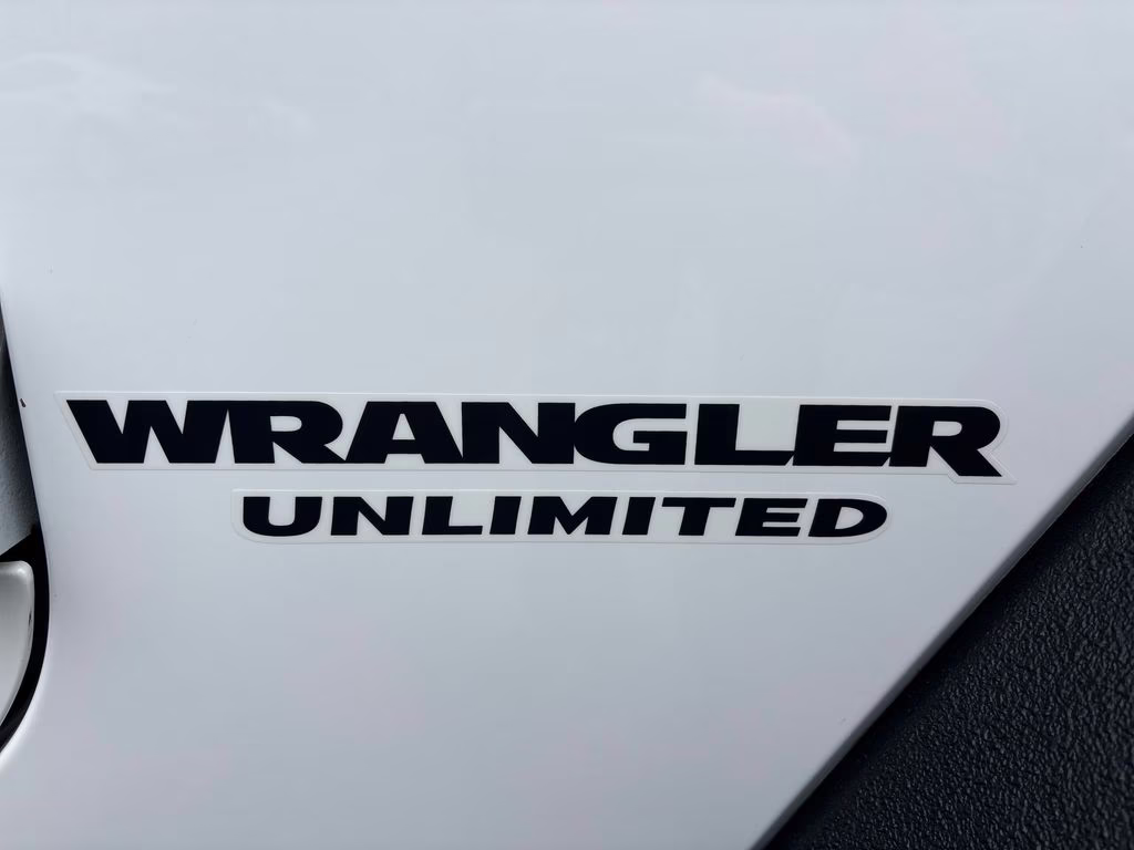 2017 Bright White Clearcoat Jeep Wrangler Unlimited Sahara 4X4 SUV