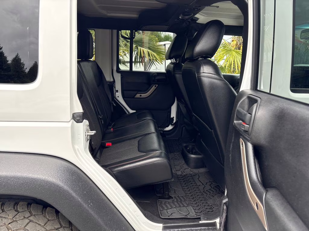 2017 Bright White Clearcoat Jeep Wrangler Unlimited Sahara 4X4 SUV