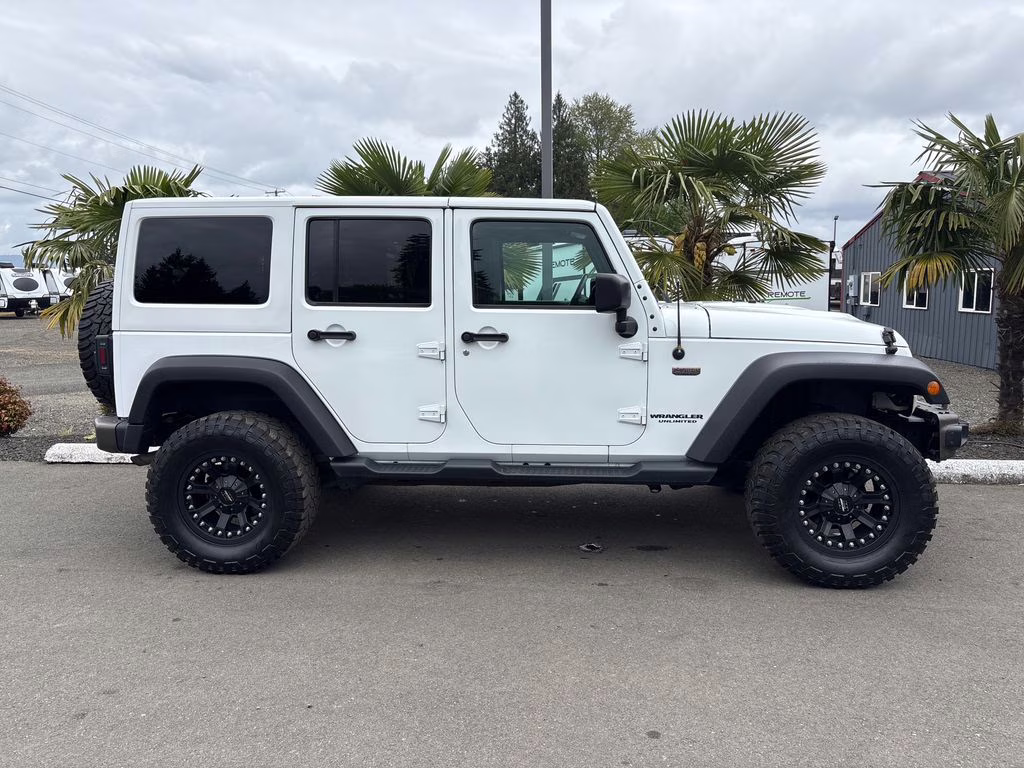 2017 Bright White Clearcoat Jeep Wrangler Unlimited Sahara 4X4 SUV