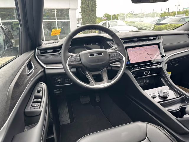 2026 Diamond Black Crystal Pearlcoat Jeep Grand Cherokee Limited 4X4 SUV