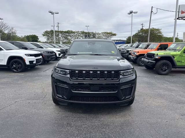 2026 Diamond Black Crystal Pearlcoat Jeep Grand Cherokee Limited 4X4 SUV