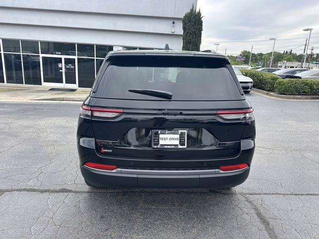 2026 Diamond Black Crystal Pearlcoat Jeep Grand Cherokee Limited 4X4 SUV