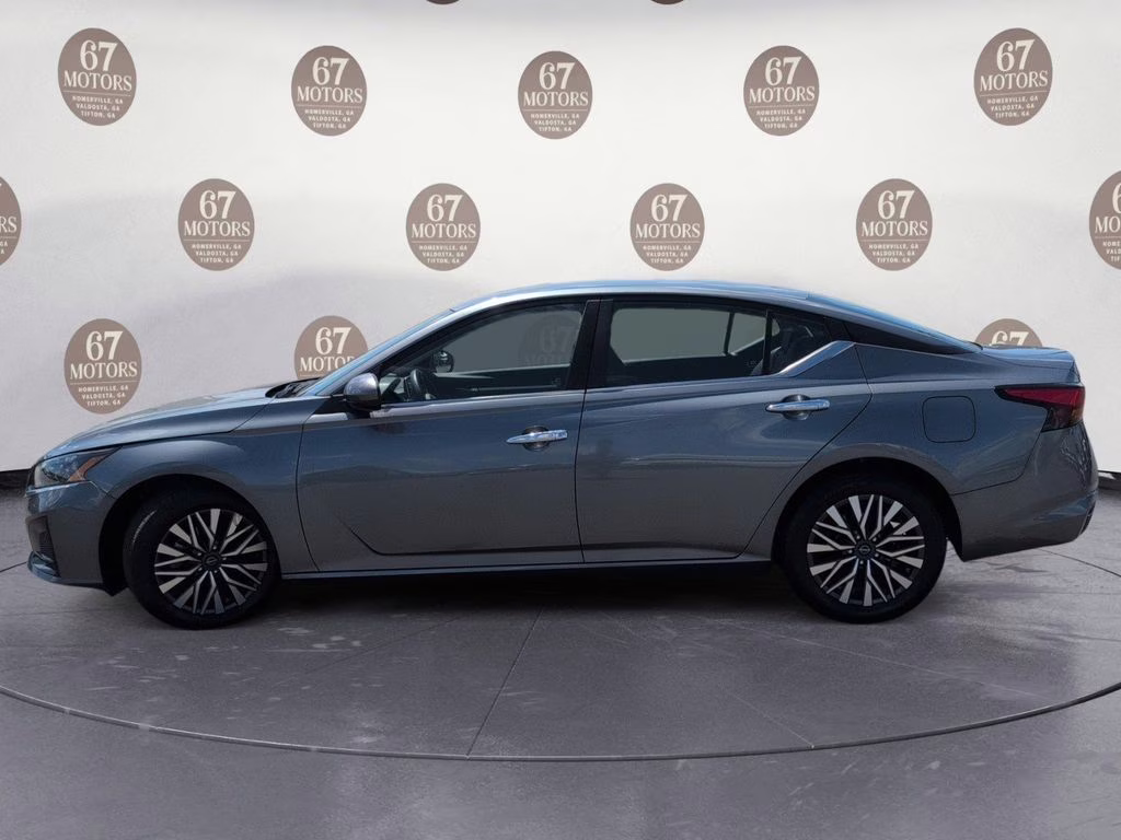 2023 Gun Metallic Nissan Altima 2.5 SV FWD Sedan