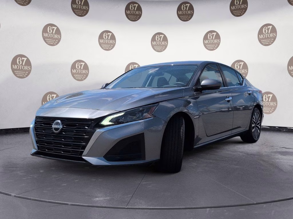 2023 Gun Metallic Nissan Altima 2.5 SV FWD Sedan