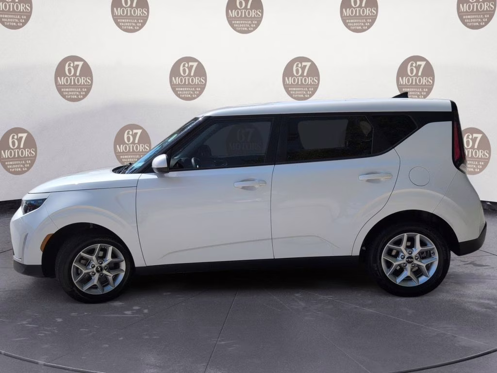 2025 Snow White Pearl Kia Soul LX FWD Hatchback