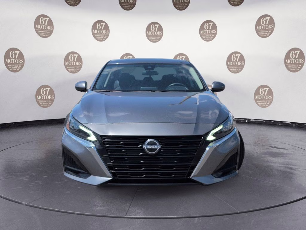 2023 Gun Metallic Nissan Altima 2.5 SV FWD Sedan