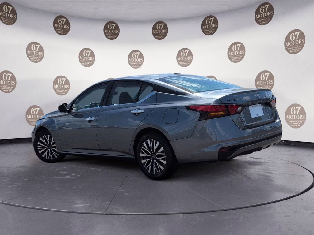 2023 Gun Metallic Nissan Altima 2.5 SV FWD Sedan