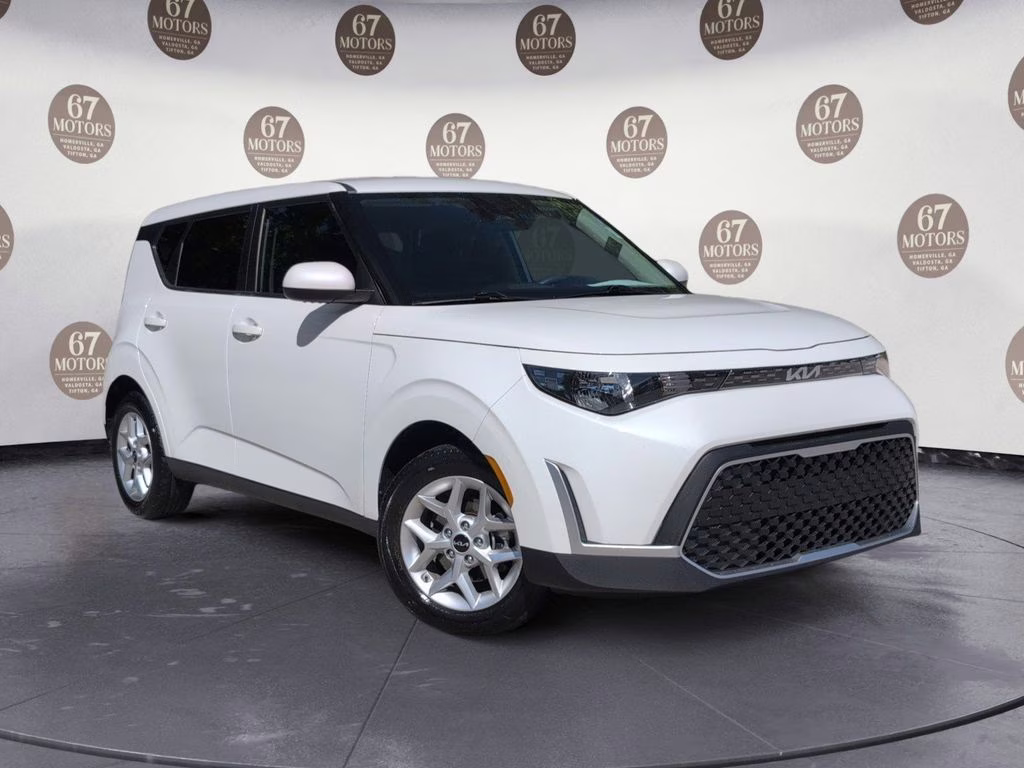 2025 Snow White Pearl Kia Soul LX FWD Hatchback