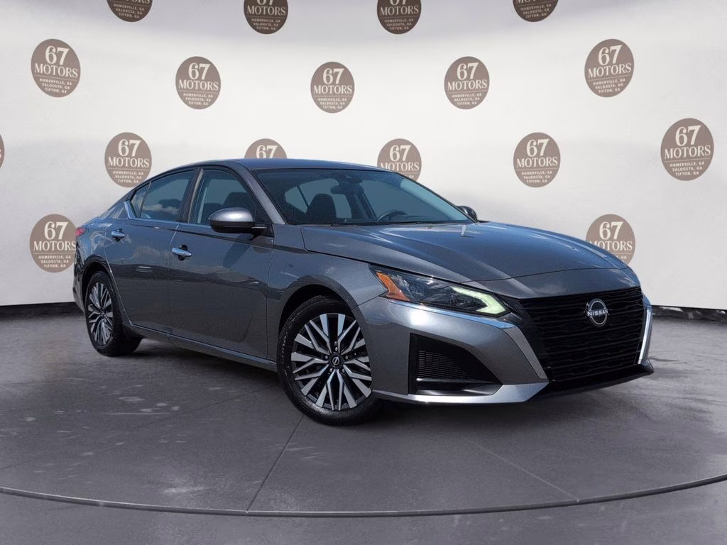 2023 Gun Metallic Nissan Altima 2.5 SV FWD Sedan