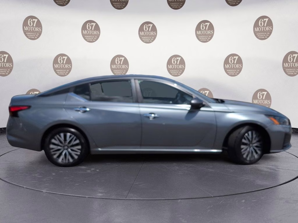 2023 Gun Metallic Nissan Altima 2.5 SV FWD Sedan