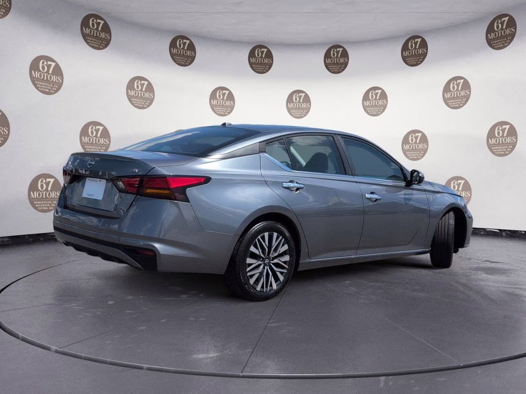 2023 Gun Metallic Nissan Altima 2.5 SV FWD Sedan
