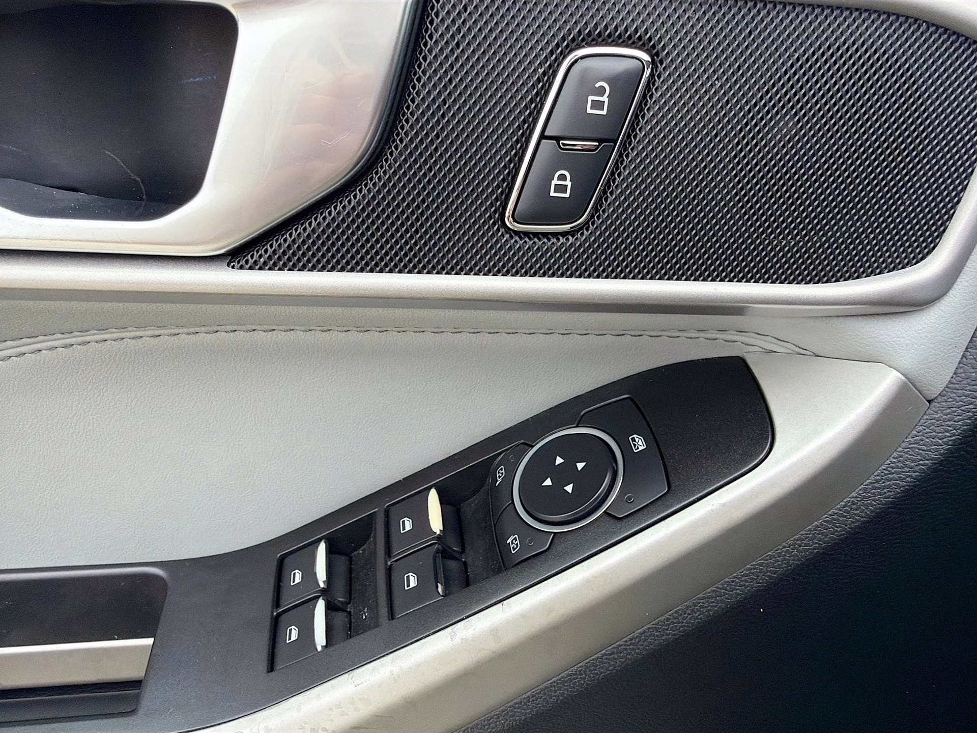 2022 Agate Black Metallic Ford Explorer XLT RWD SUV