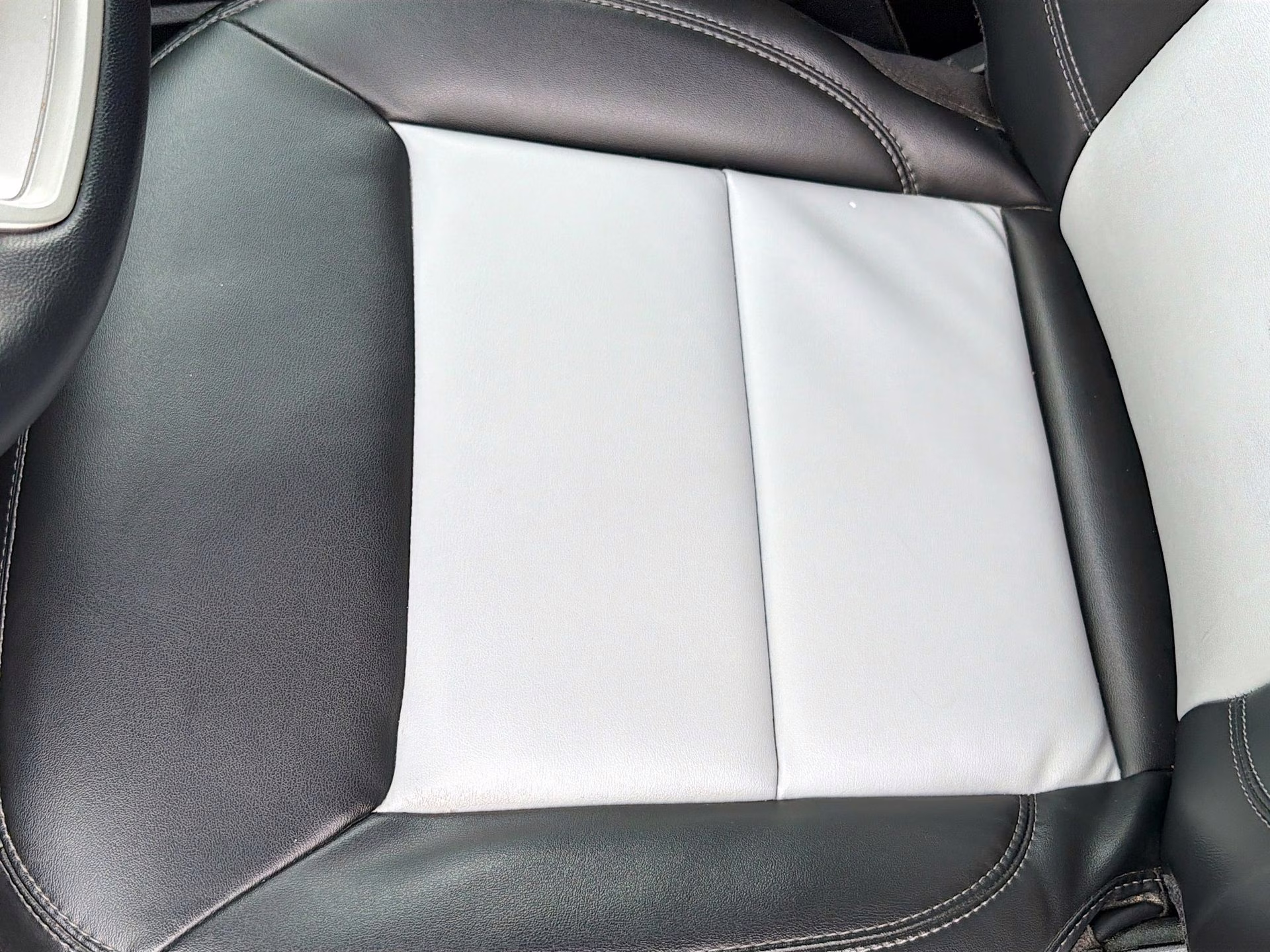 2022 Agate Black Metallic Ford Explorer XLT RWD SUV