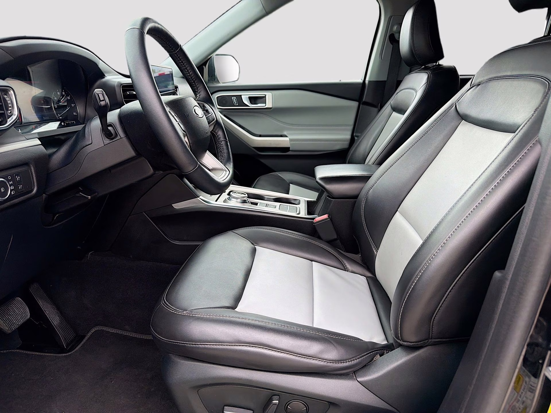 2022 Agate Black Metallic Ford Explorer XLT RWD SUV