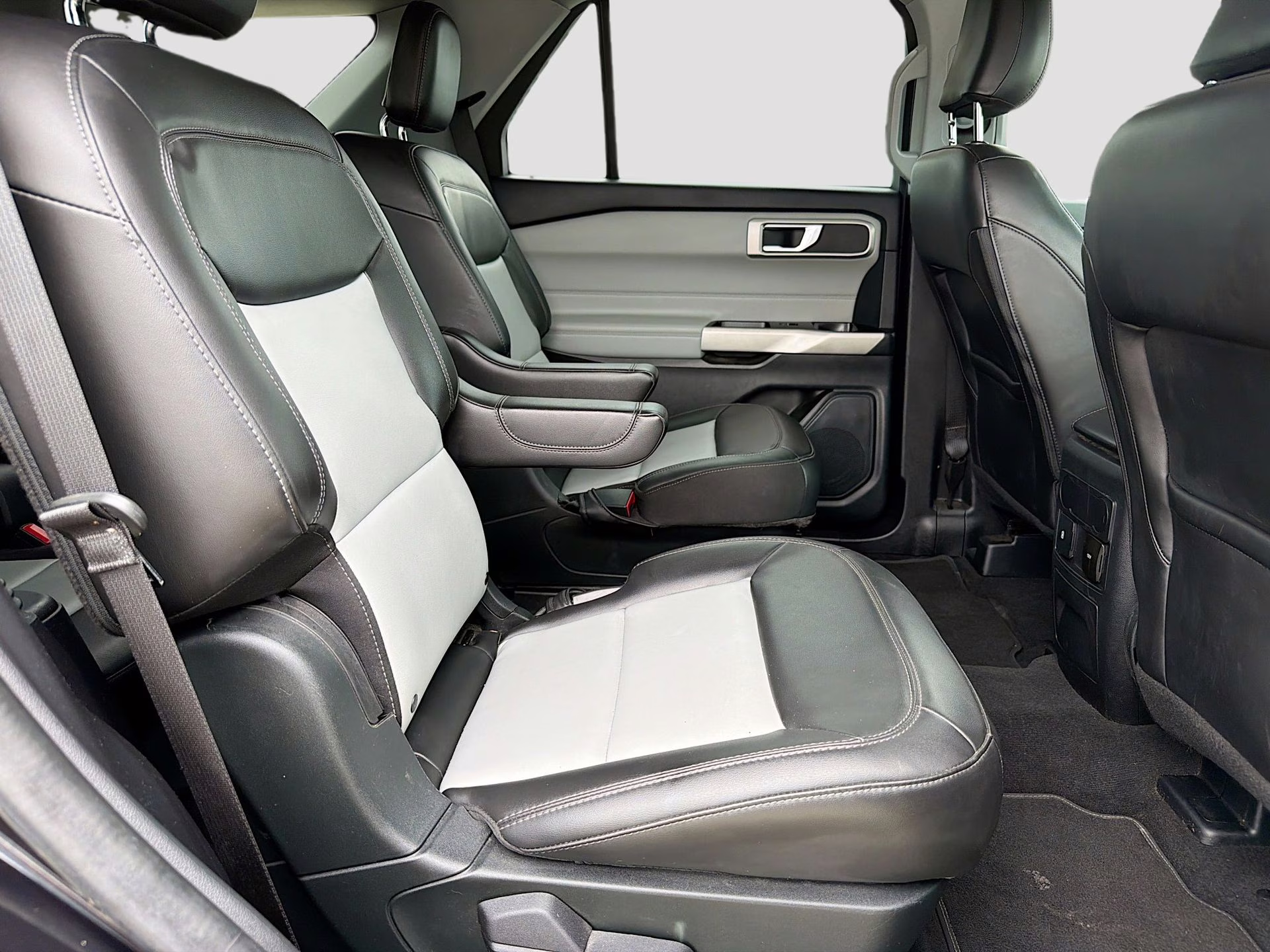 2022 Agate Black Metallic Ford Explorer XLT RWD SUV